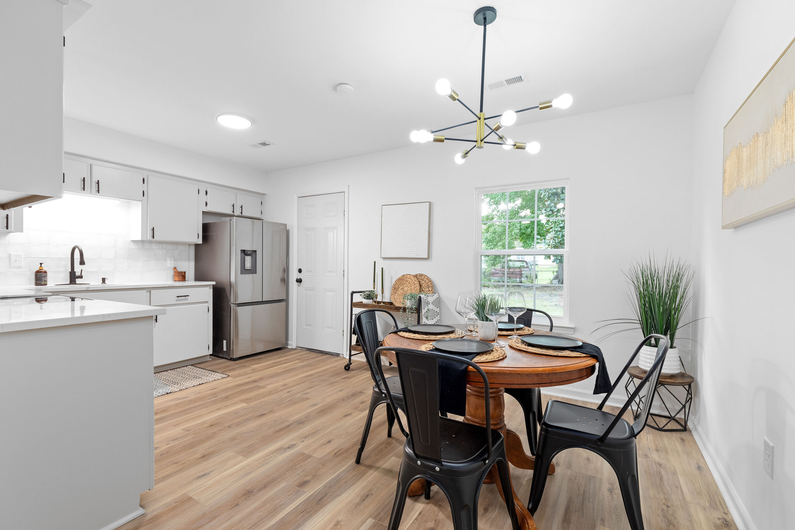 Inspiration for a mid-century modern dining room remodel in Charleston