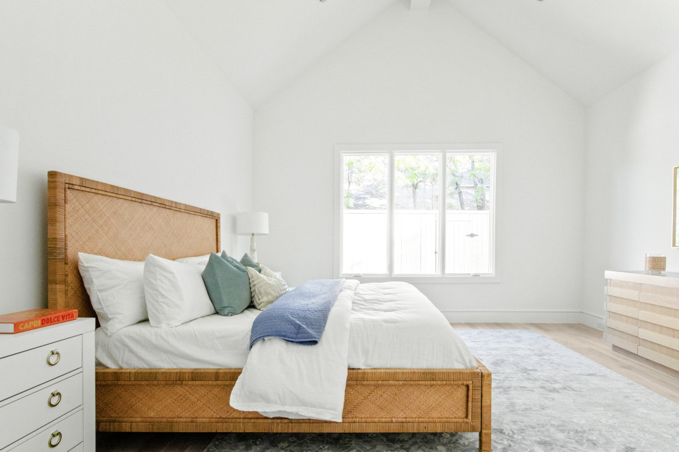 Идея дизайна: хозяйская спальня в морском стиле с белыми стенами, светлым паркетным полом, бежевым полом и балками на потолке