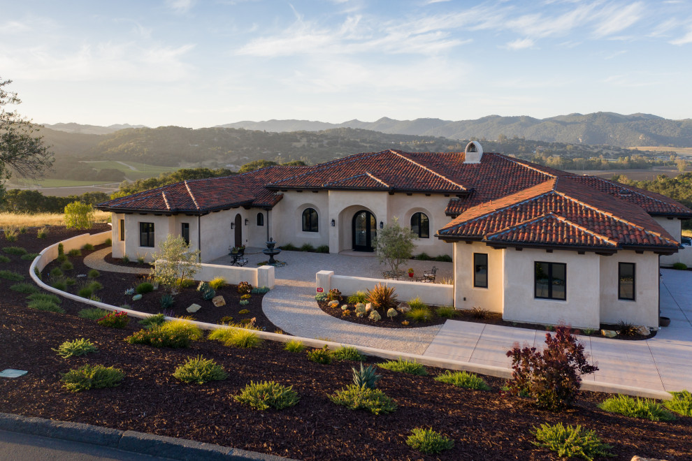 Großes, Einstöckiges Mediterranes Einfamilienhaus mit Putzfassade, beiger Fassadenfarbe, Walmdach, Ziegeldach und rotem Dach in San Luis Obispo