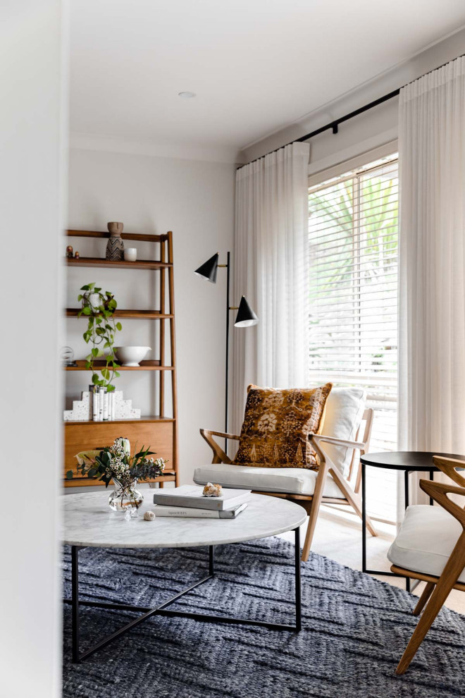 Immagine di un grande soggiorno contemporaneo aperto con pareti bianche, parquet chiaro e pavimento grigio