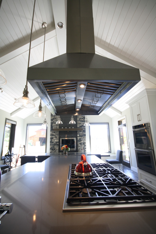Eat-in kitchen - large transitional l-shaped vaulted ceiling eat-in kitchen idea with an island