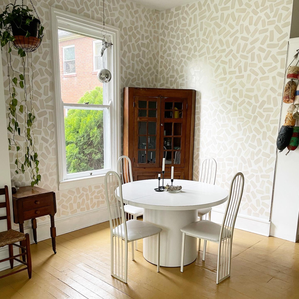 Aménagement d'une salle à manger ouverte sur la cuisine éclectique de taille moyenne avec un mur beige, parquet peint et un sol jaune.