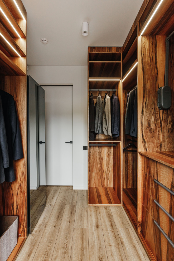 Гардеробная. В данной комнате использована итальянская система профилей, выполне