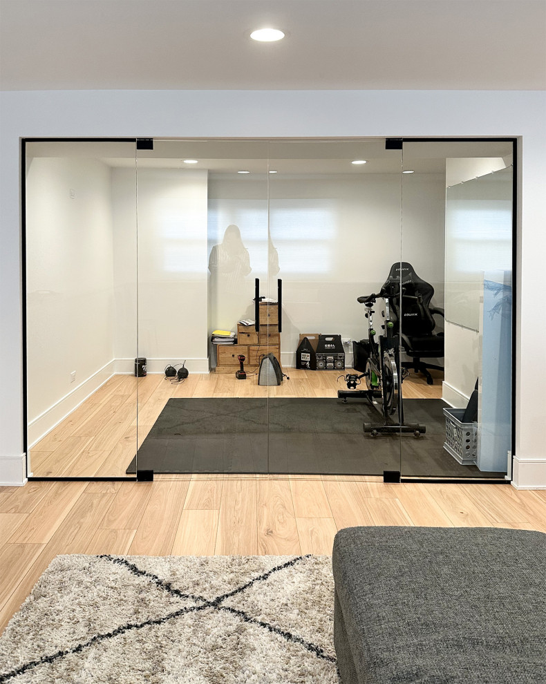 Inspiration for a mid-sized contemporary home gym in Chicago.