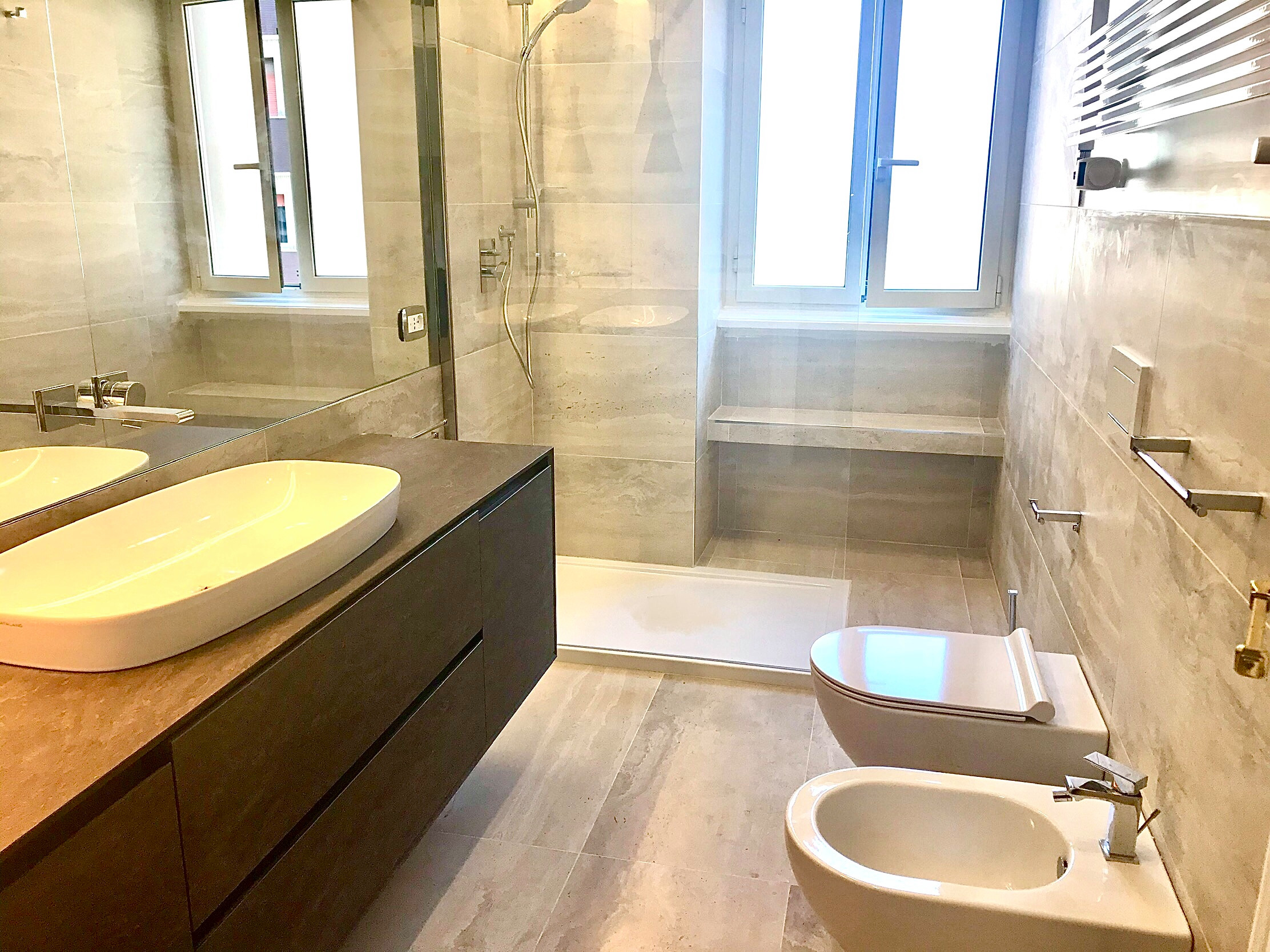 Un nuovo bagno rivestito in travertino