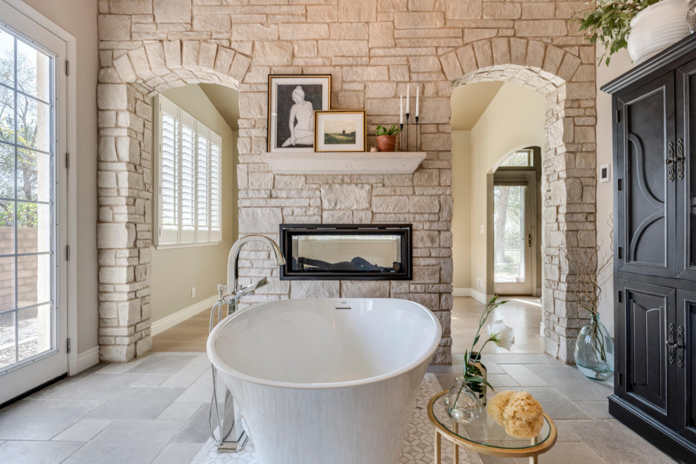 Bild på ett stort medelhavsstil vit vitt en-suite badrum, med skåp i shakerstil, skåp i mörkt trä, ett fristående badkar, en dubbeldusch, ett undermonterad handfat, grått golv och dusch med gångjärnsdörr