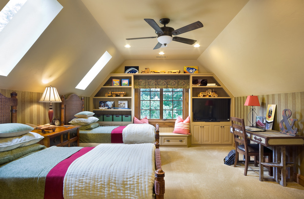 Photo of a traditional gender-neutral kids' bedroom for kids 4-10 years old in Portland with carpet and multi-coloured walls.