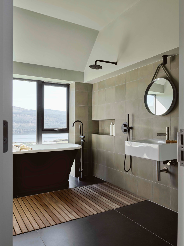 Foto på ett funkis badrum, med en öppen dusch, grön kakel, cementkakel, gröna väggar, betonggolv, svart golv och med dusch som är öppen