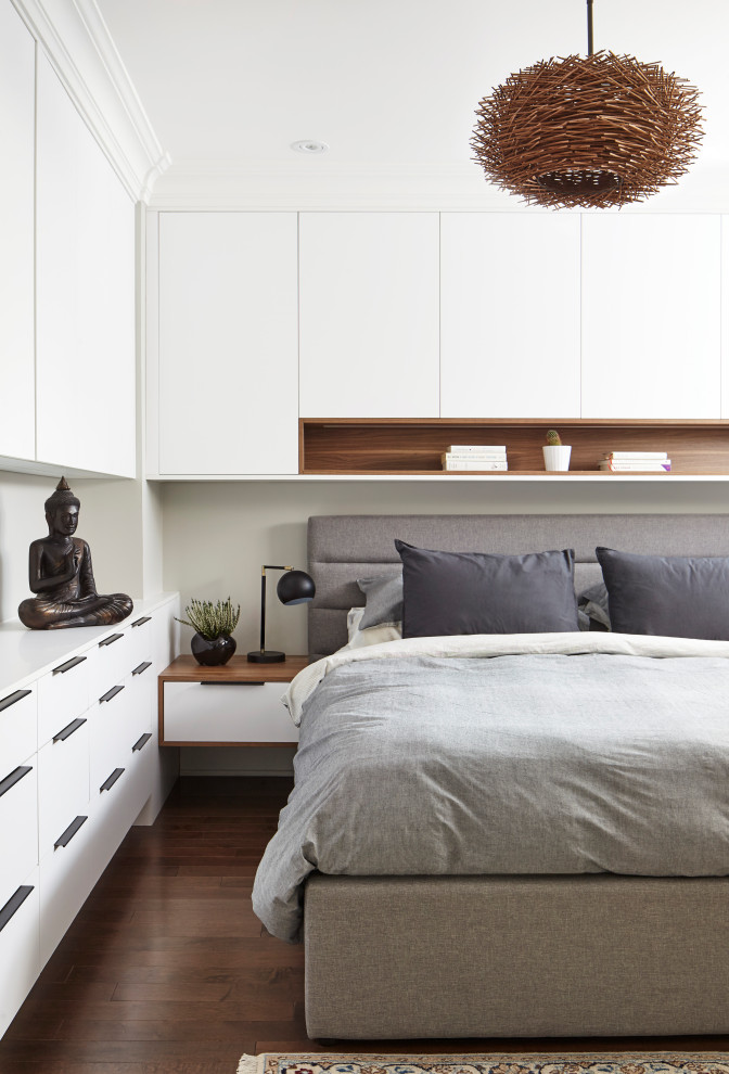 Mittelgroßes Modernes Hauptschlafzimmer mit weißer Wandfarbe, braunem Holzboden und braunem Boden in Toronto
