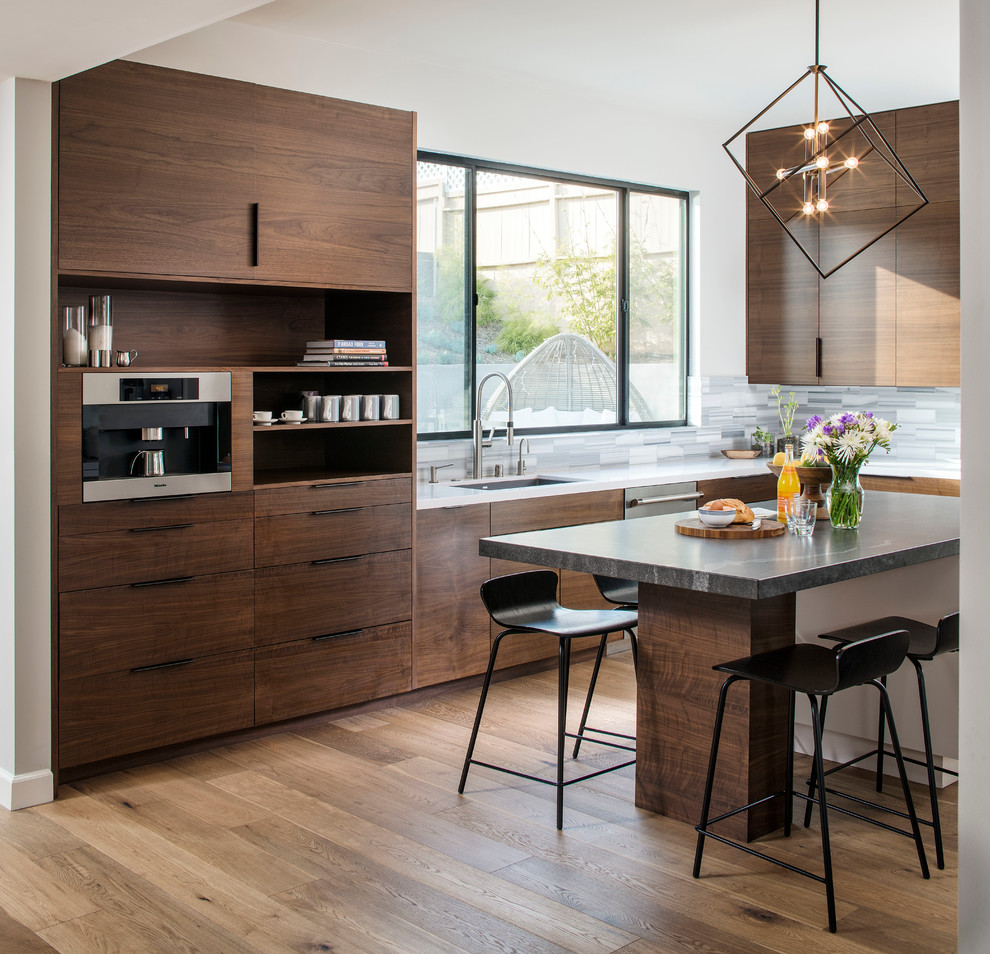 Photo of a mid-sized midcentury eat-in kitchen in San Diego with light hardwood floors.