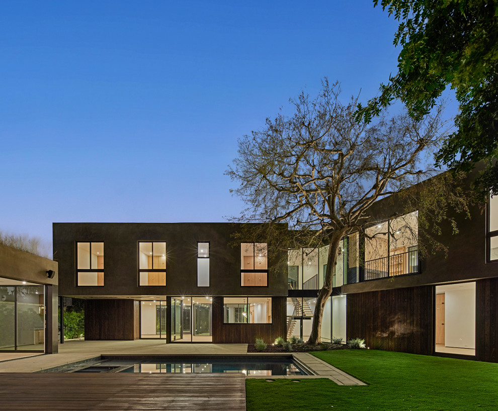Geräumiges, Zweistöckiges Modernes Haus mit brauner Fassadenfarbe, Flachdach und weißem Dach in Los Angeles