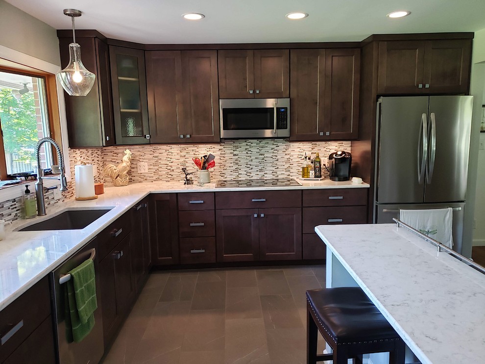 Example of a transitional kitchen design in Cincinnati