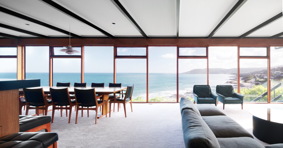 Идея дизайна: гостиная-столовая в стиле ретро с ковровым покрытием, серым полом и балками на потолке