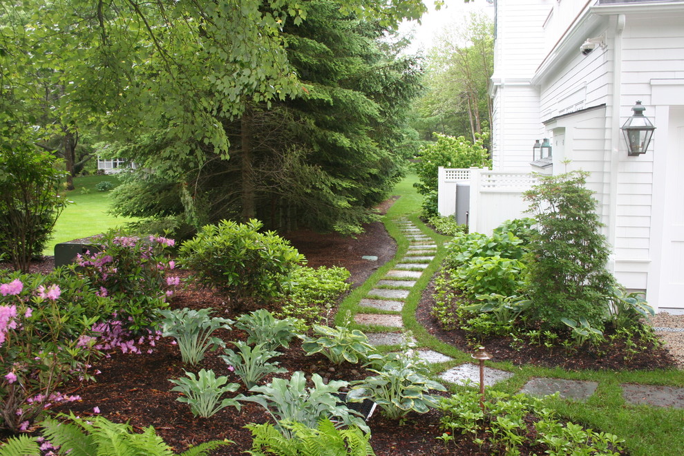 Design ideas for a traditional side yard garden in Manchester.