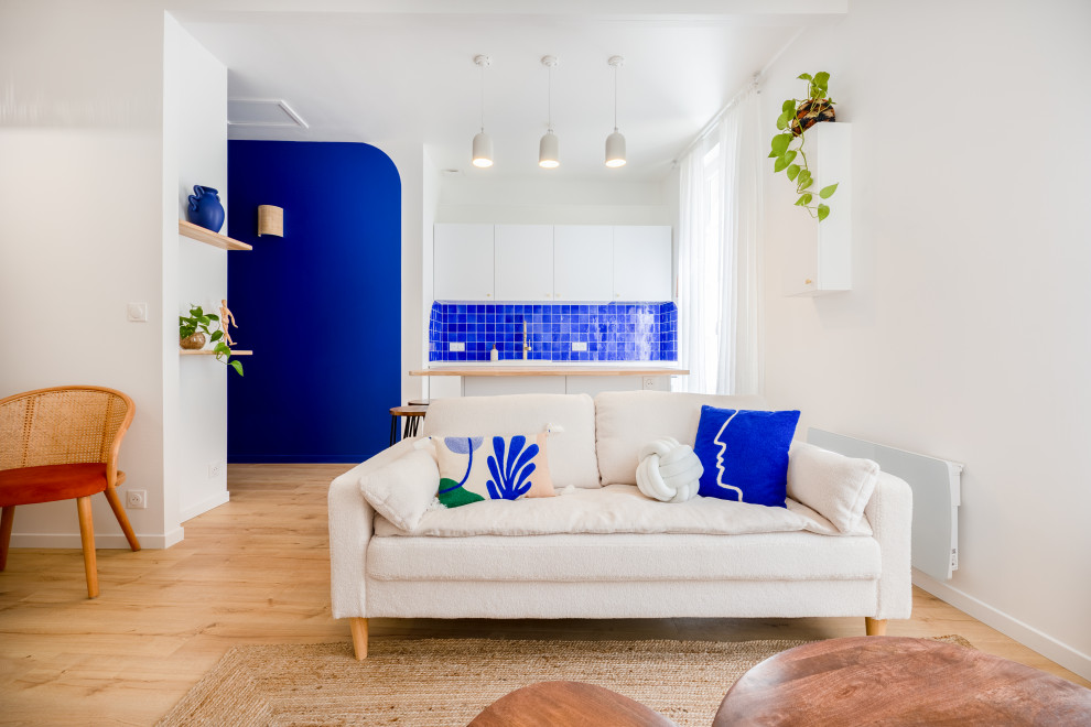 Idee per un soggiorno stile marinaro di medie dimensioni e aperto con pareti bianche, parquet chiaro e TV autoportante