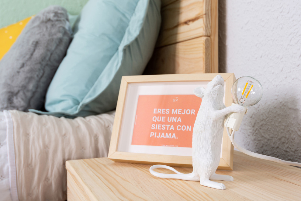 Diseño de dormitorio infantil de 4 a 10 años escandinavo pequeño con paredes verdes, suelo marrón y papel pintado