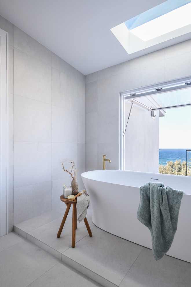Пример оригинального дизайна: огромная главная ванная комната в морском стиле с фасадами цвета дерева среднего тона, отдельно стоящей ванной, двойным душем, инсталляцией, желтой плиткой, керамогранитной плиткой, белыми стенами, полом из керамогранита, накладной раковиной, столешницей из искусственного кварца, белым полом, открытым душем, нишей, тумбой под две раковины и подвесной тумбой