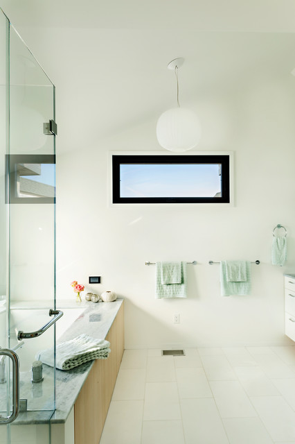 Thumb Point coastal-bathroom