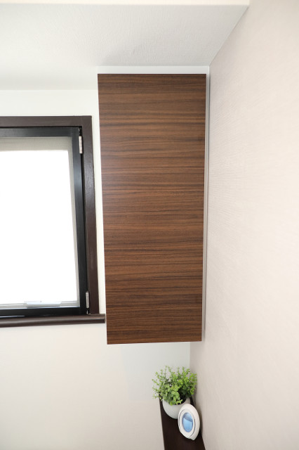 吊戸棚 moderno-bagno-di-servizio