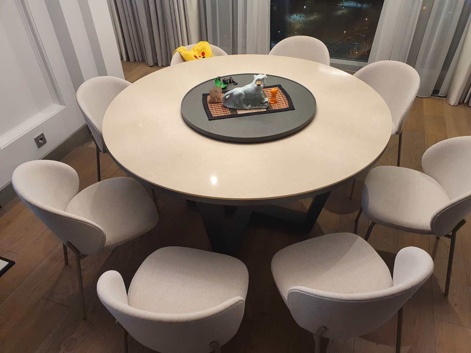 Интерьерный стол с кварцевой столешницей и вращающейся подставкой