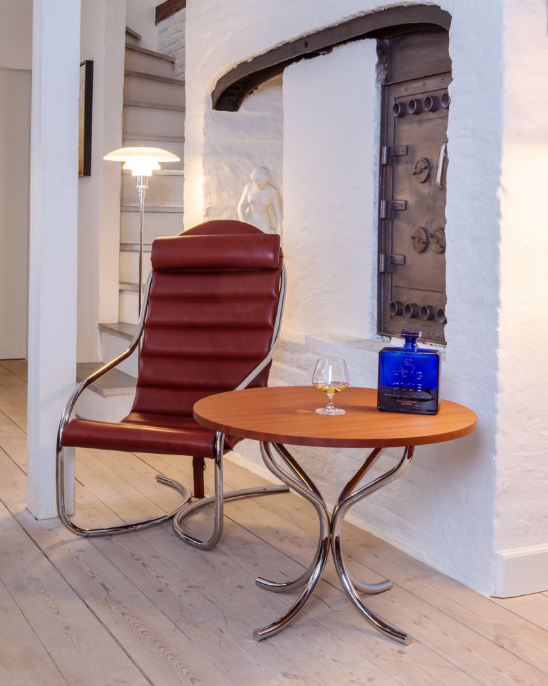 Skandinavische Hausbar mit Bartheke, dunklem Holzboden, braunem Boden und schwarzer Arbeitsplatte in Kopenhagen