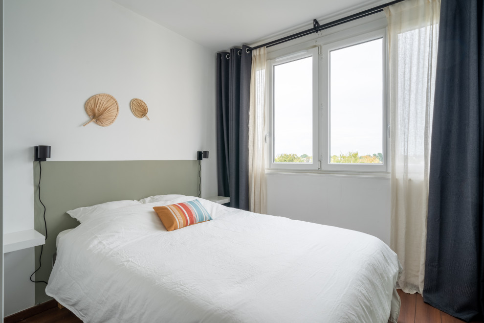 На фото: большая гостевая спальня (комната для гостей), в белых тонах с отделкой деревом в современном стиле с зелеными стенами, паркетным полом среднего тона и коричневым полом без камина