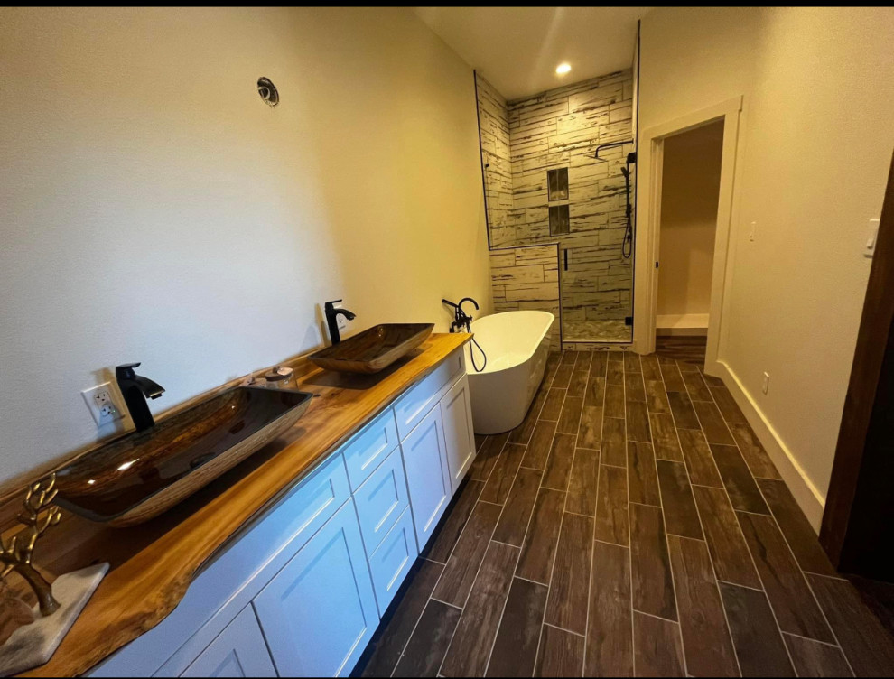 Mountain style bathroom photo in Dallas