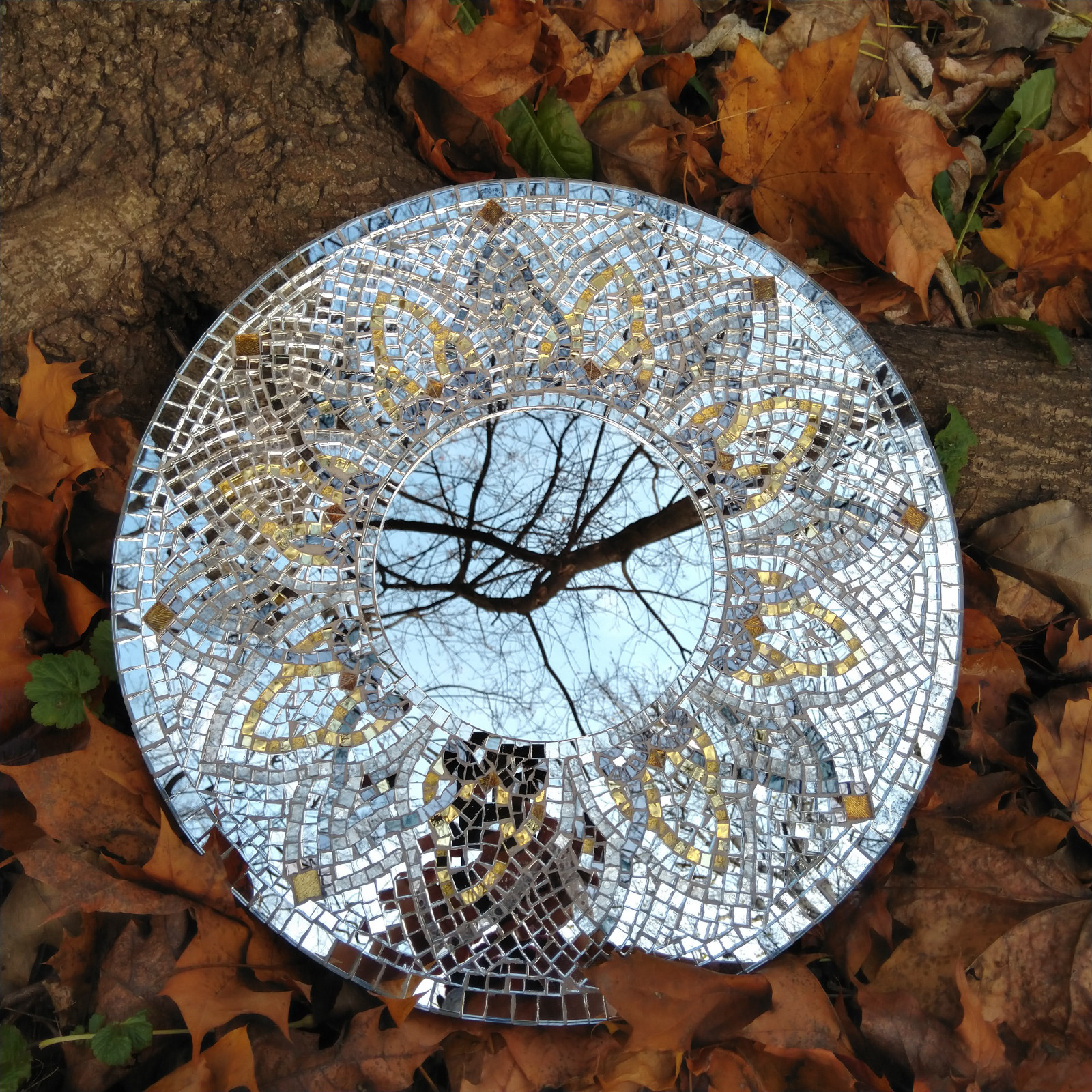 Круглое зеркало с мозаикой