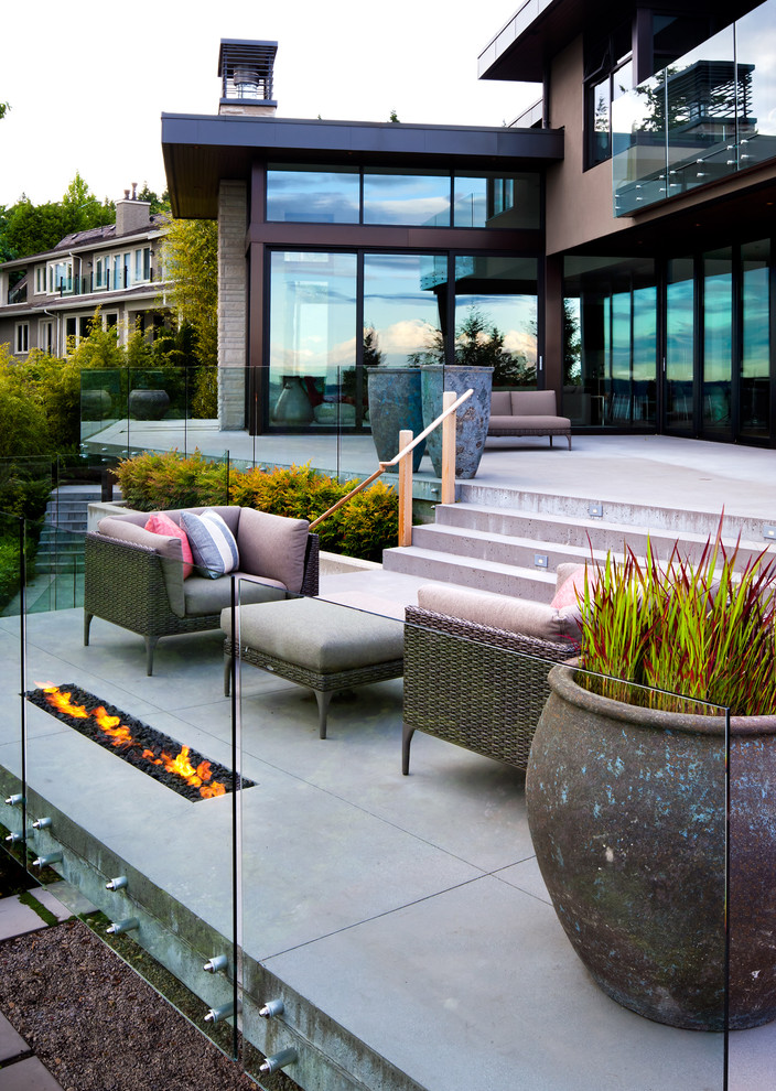 Contemporary backyard deck in Vancouver with no cover.