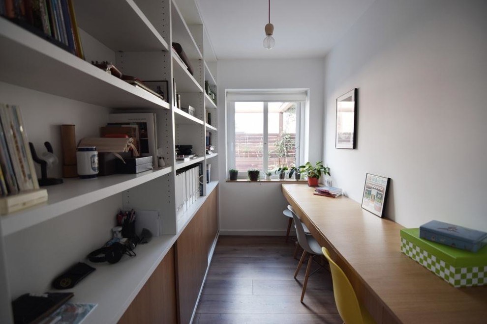 This is an example of a scandinavian home office in Barcelona.