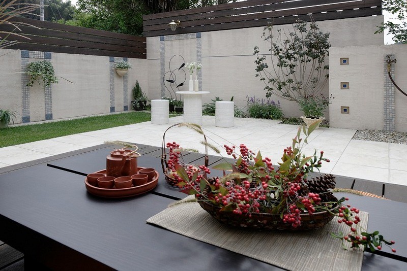 Photo of a transitional patio in Other.