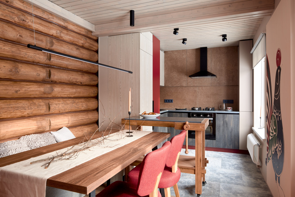 Кухня с верстаком и красная лестница