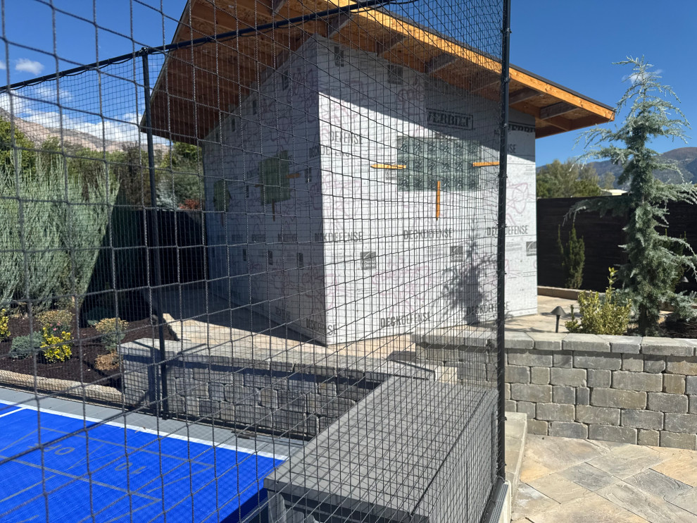 Outdoor kitchen and shed: Stucco and stone finish