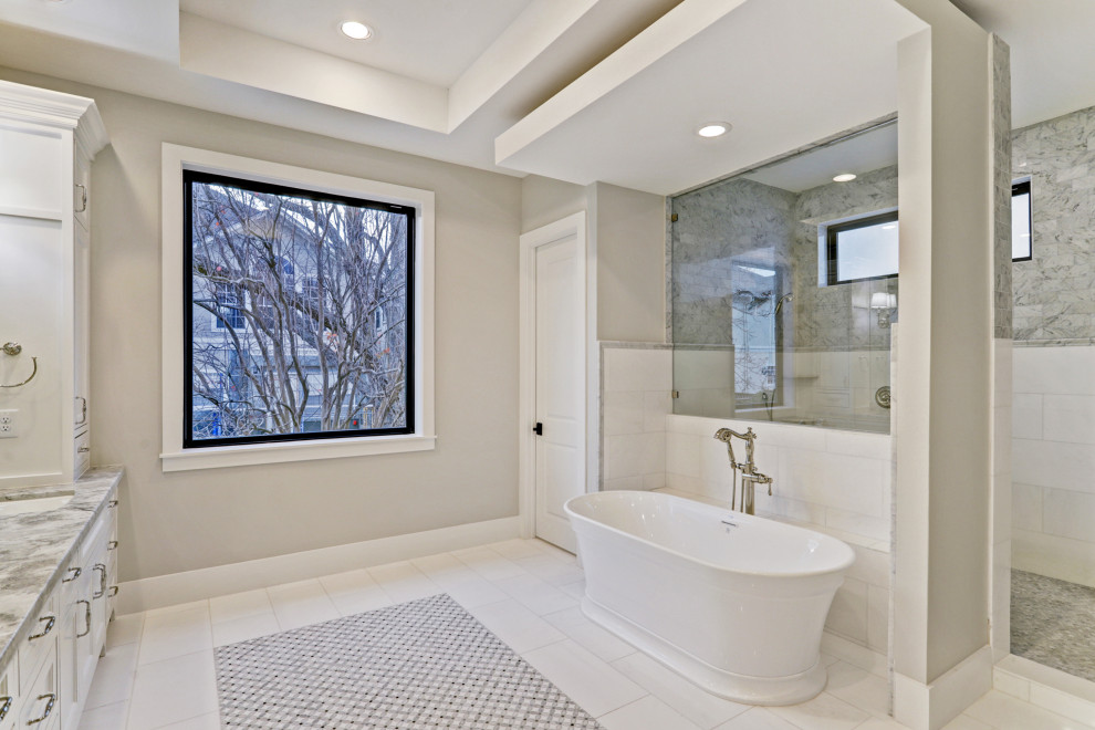Пример оригинального дизайна: большая главная ванная комната в стиле неоклассика (современная классика) с фасадами в стиле шейкер, белыми фасадами, отдельно стоящей ванной, открытым душем, серой плиткой, мраморной плиткой, серыми стенами, полом из мозаичной плитки, врезной раковиной, столешницей из кварцита, разноцветным полом, открытым душем, серой столешницей, тумбой под две раковины, встроенной тумбой и кессонным потолком