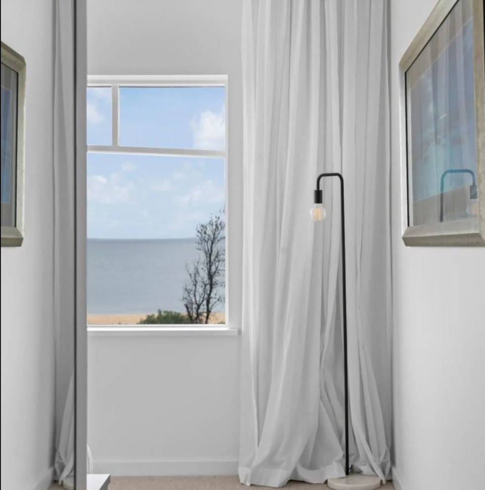 Идея дизайна: хозяйская спальня среднего размера в современном стиле с белыми стенами, ковровым покрытием и бежевым полом