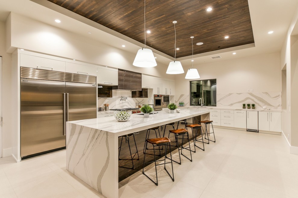 Inspiration for a modern kitchen remodel in Las Vegas