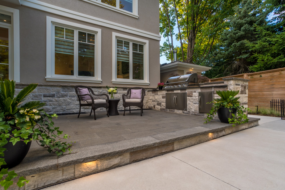 Design ideas for a mid-sized transitional landscaping in Toronto.