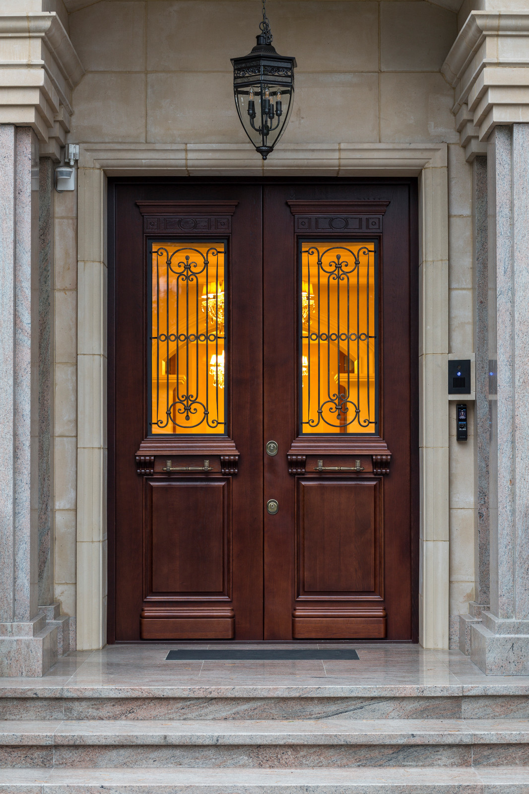 Умный дом с управляемым камином и телевизором-картиной