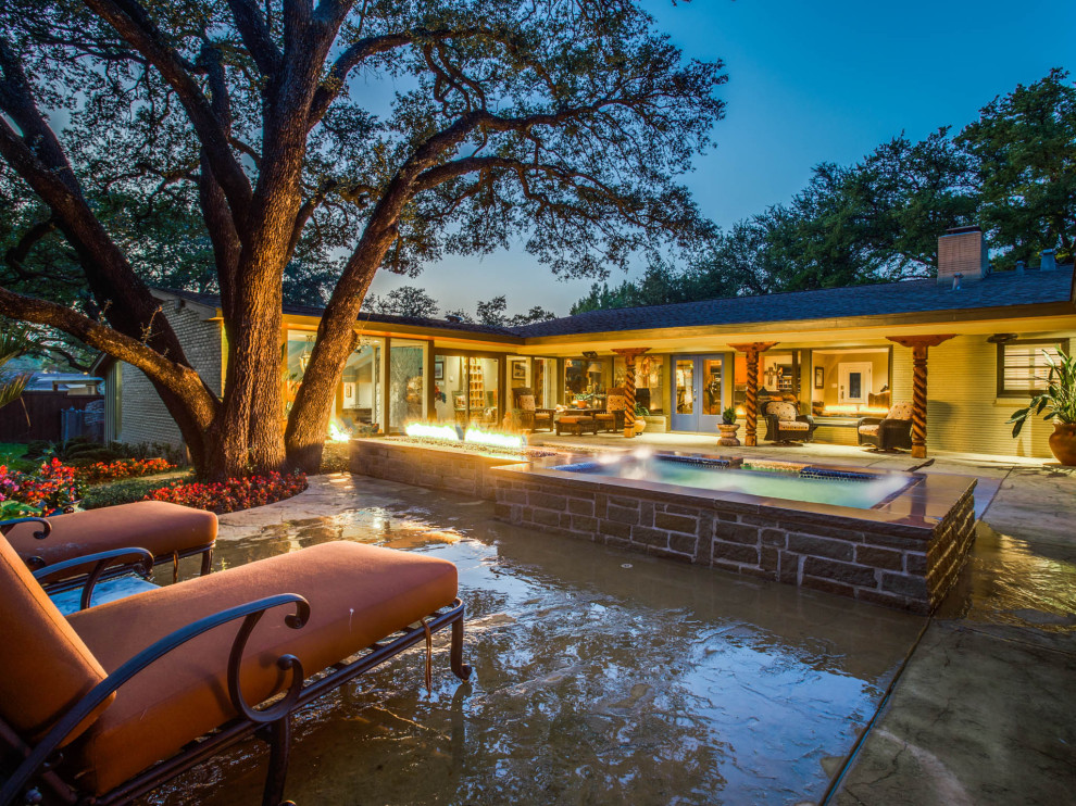 Example of a transitional home design design in Dallas