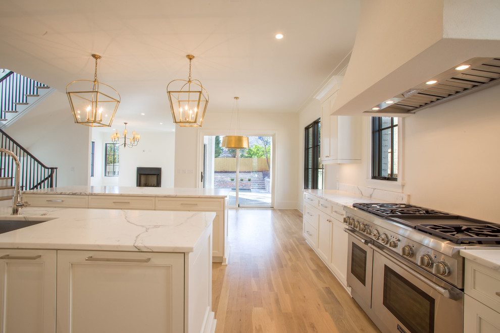 Kitchen - transitional kitchen idea in Atlanta