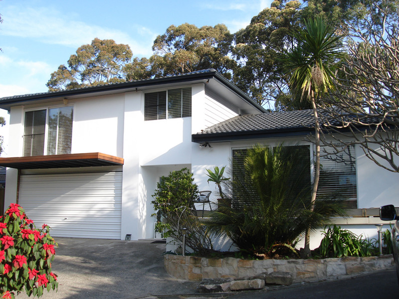 Photo of a mid-sized modern two-storey concrete white house exterior in Sydney.