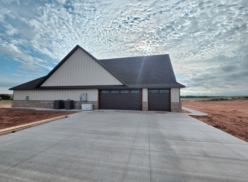 3 car garage, backup generator & zoned heat & air