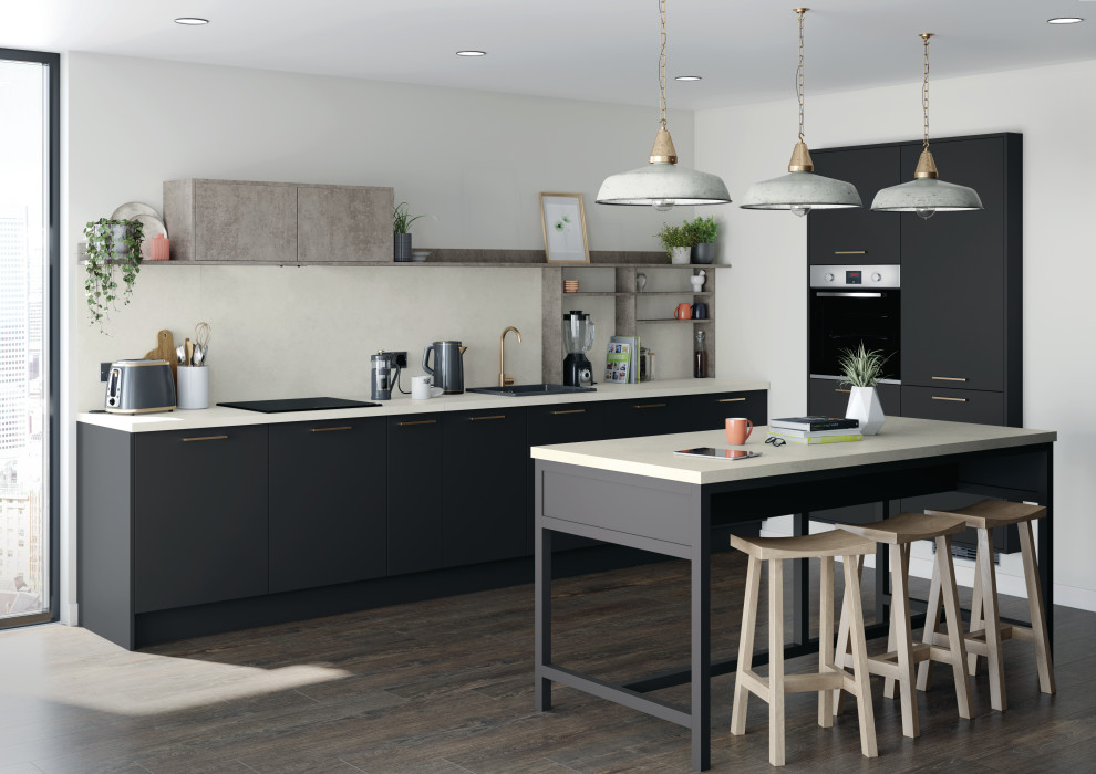 Geschlossene, Mittelgroße Moderne Küche in grau-weiß in L-Form mit integriertem Waschbecken, flächenbündigen Schrankfronten, Laminat-Arbeitsplatte, Kücheninsel und kleiner Kücheninsel in Oxfordshire