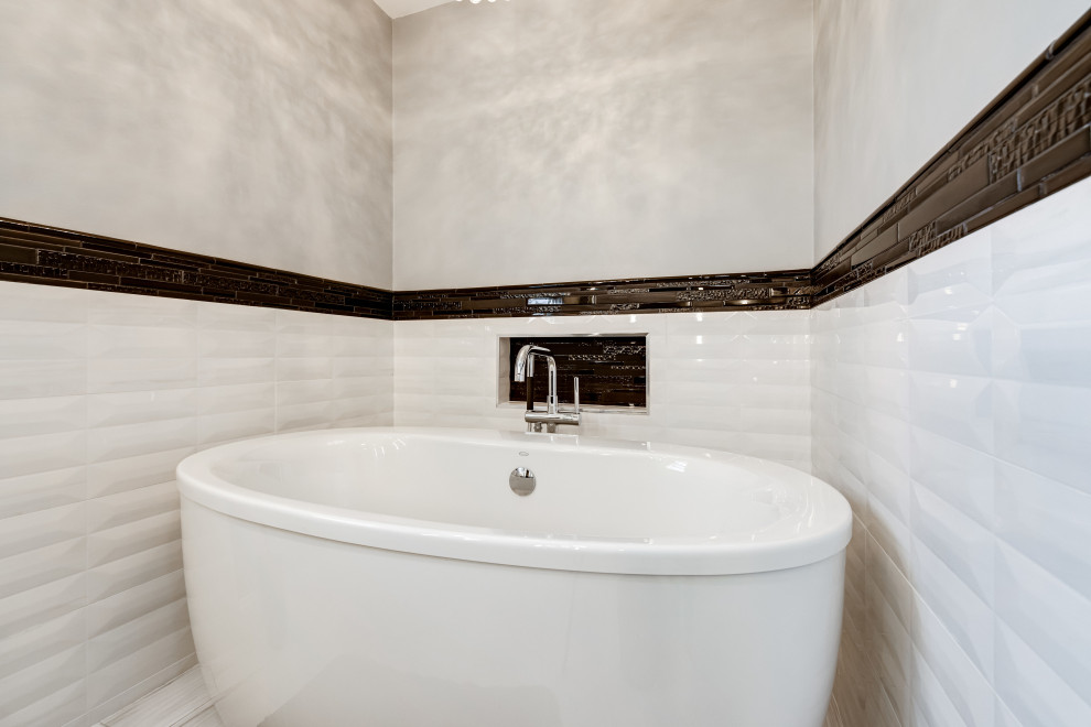 Foto på ett mellanstort vintage en-suite badrum, med ett fristående badkar, en dusch/badkar-kombination, en toalettstol med separat cisternkåpa, ett undermonterad handfat, bänkskiva i kvarts och dusch med skjutdörr
