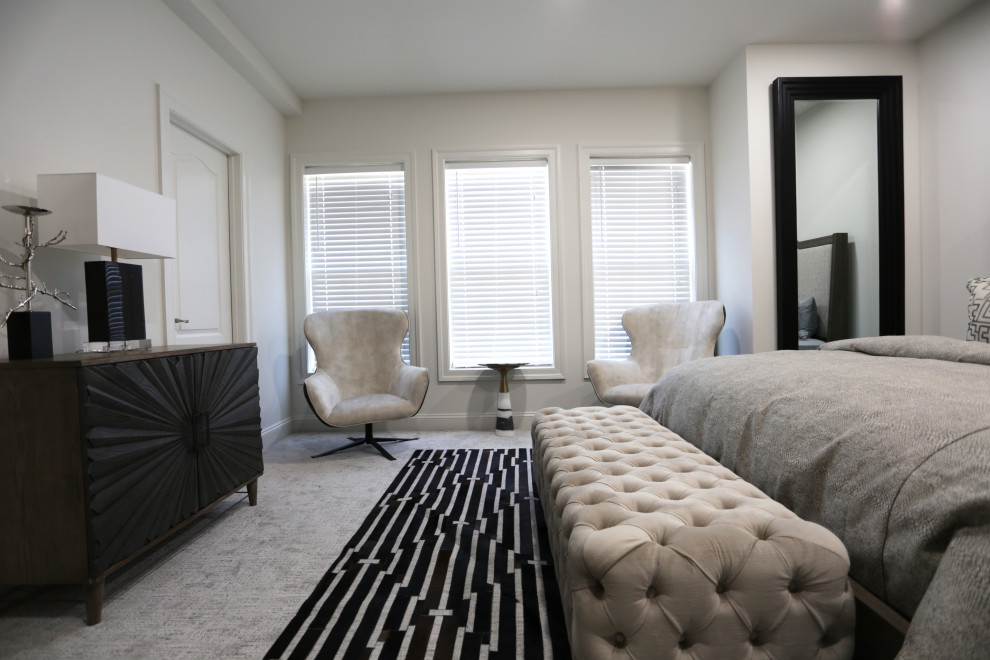 Свежая идея для дизайна: гостевая спальня среднего размера, (комната для гостей) в стиле неоклассика (современная классика) с белыми стенами и ковровым покрытием - отличное фото интерьера