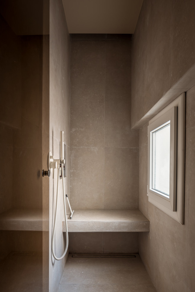 Exempel på ett litet nordiskt beige beige badrum med dusch, med en kantlös dusch, beige kakel, keramikplattor, klinkergolv i keramik, bänkskiva i onyx, beiget golv och dusch med gångjärnsdörr