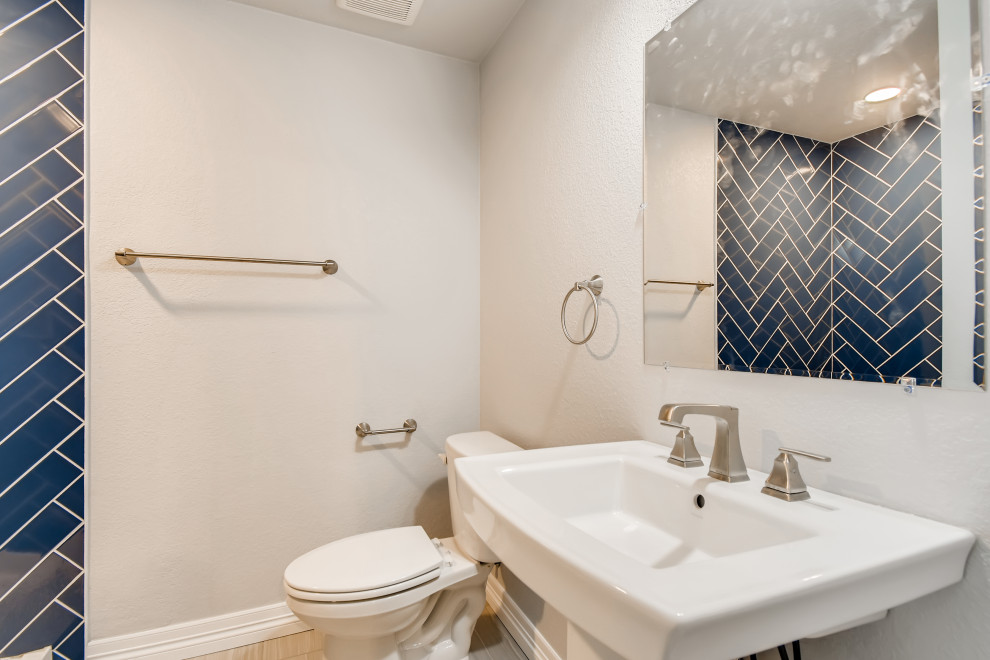 Ispirazione per una stanza da bagno con doccia contemporanea di medie dimensioni con ante bianche, doccia alcova, piastrelle blu, pareti grigie, pavimento marrone, un lavabo e mobile bagno freestanding