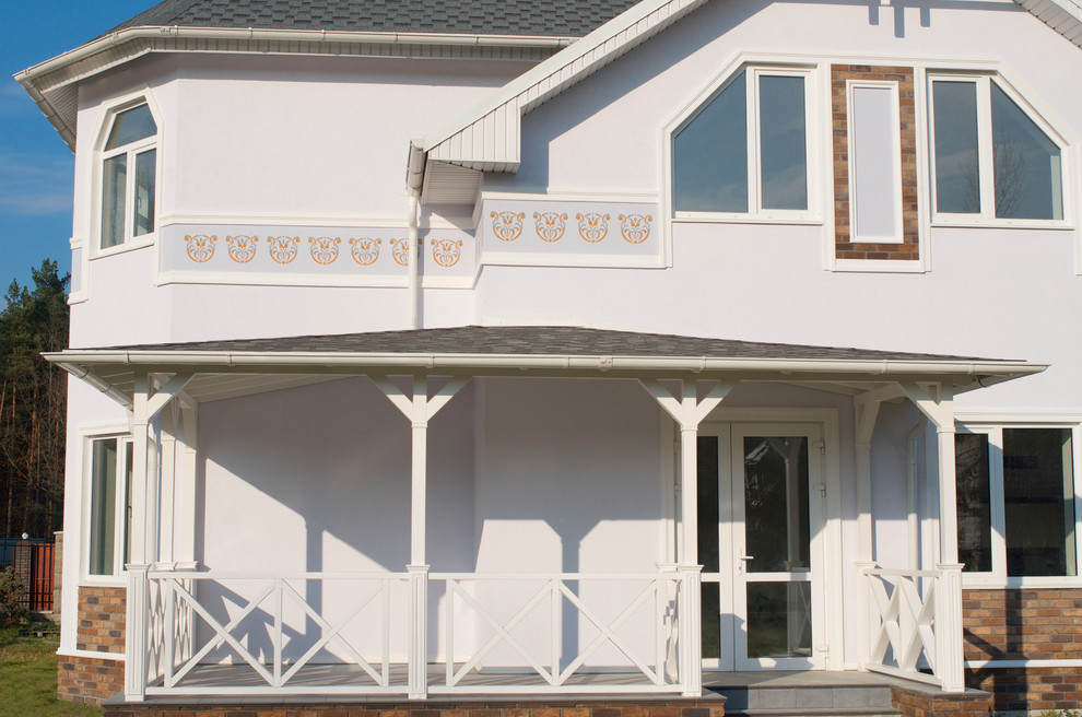 Белая веранда из лиственницы в викторианском стиле