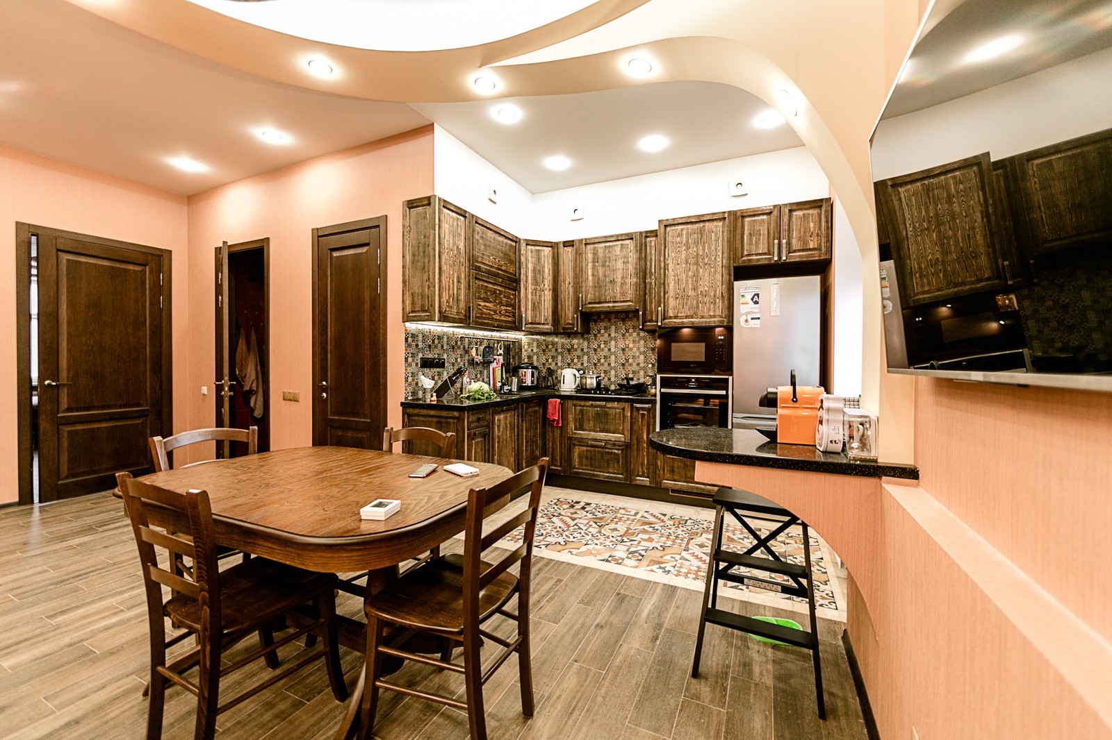 Тёмная фактурная сосна на Новочеркасском проспекте