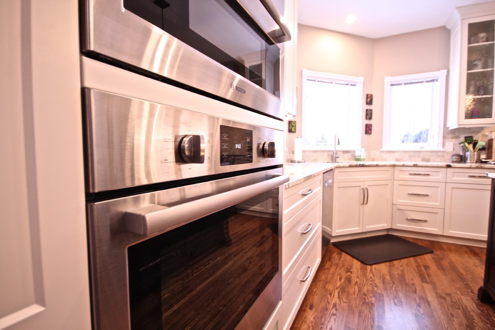 Example of a transitional home design design in Ottawa